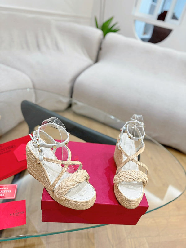 GARAVANI ROCKSTUD WEDGE SANDALS IN WHITE CALFSKIN AND BEIGE RAFFIA