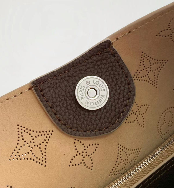 CARMEL 40 IN PELLE DI VITELLO PERFORATA CON MONOGRAMMA ROYAL RUBY