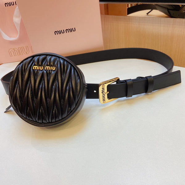 cintura nera miu 30mm con fibbia dorata a forma di borsa trapuntata a cerchio
