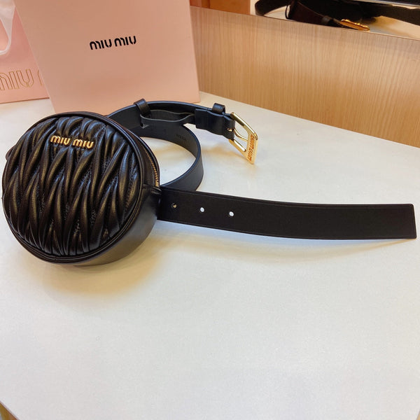 cintura nera miu 30mm con fibbia dorata a forma di borsa trapuntata a cerchio