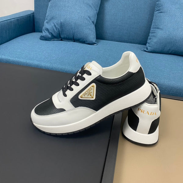 SNEAKER PRA IN VITELLO BIANCO E TESSUTO NERO CON LOGO DORATO