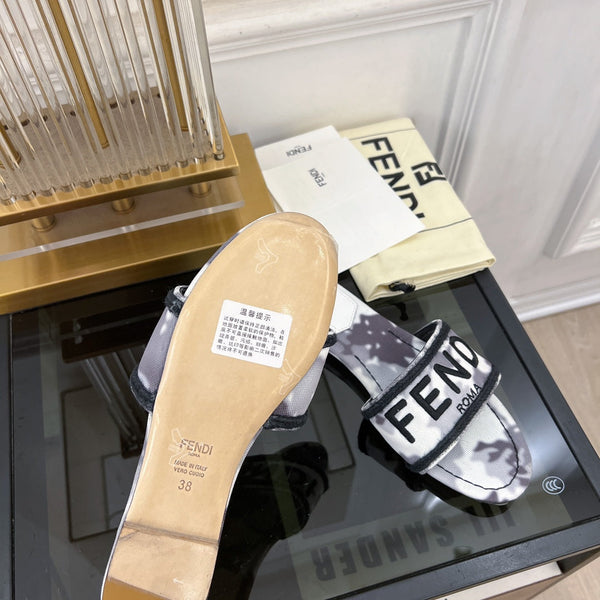 FENDI FLORAL SLIDES IN BLACK MIX WHITE FABRIC