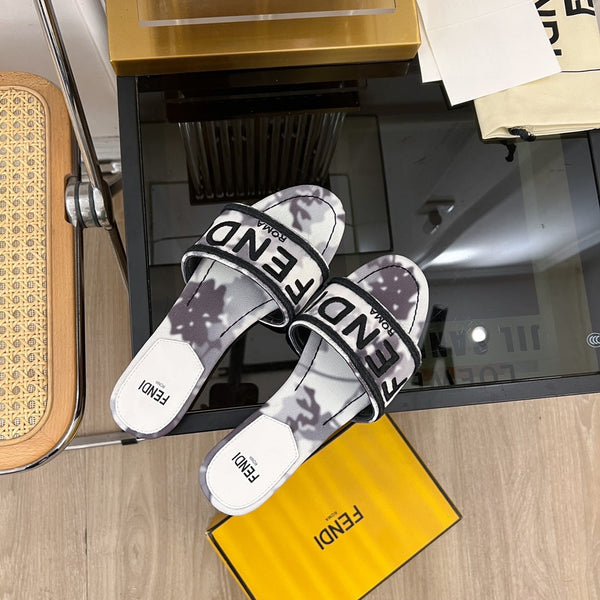 FENDI FLORAL SLIDES IN BLACK MIX WHITE FABRIC