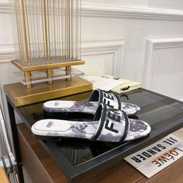 FENDI FLORAL SLIDES IN BLACK MIX WHITE FABRIC