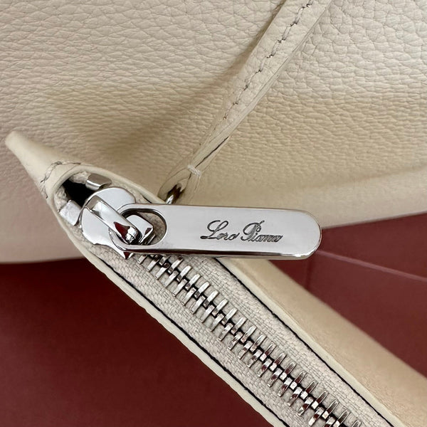 BORSA MEDIA 36 IN PELLE DI VITELLO BIANCA CON FERRAMENTA ARGENTATA