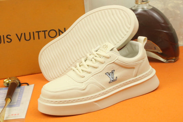 LV TRAINER IN BEIGE CREAM CALFSKIN AND GREY LOGO