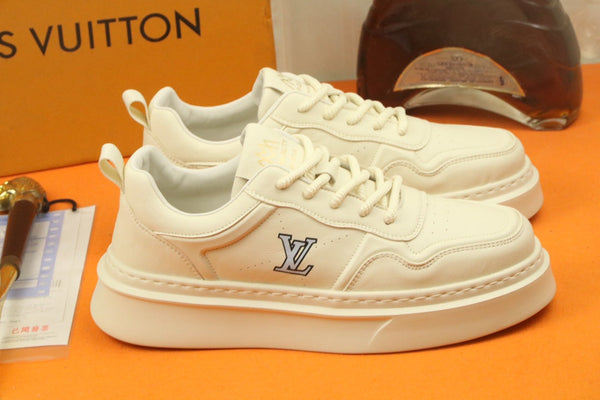 LV TRAINER IN BEIGE CREAM CALFSKIN AND GREY LOGO