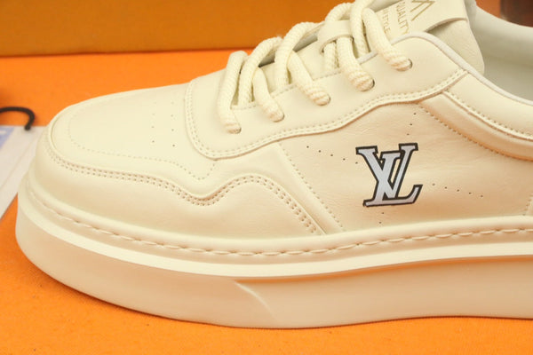 LV TRAINER IN BEIGE CREAM CALFSKIN AND GREY LOGO