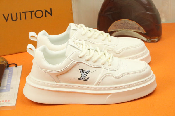 LV TRAINER IN PELLE DI VITELLO BIANCA E LOGO GRIGIO