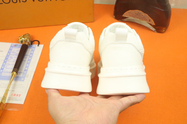 LV TRAINER IN PELLE DI VITELLO BIANCA E LOGO GRIGIO