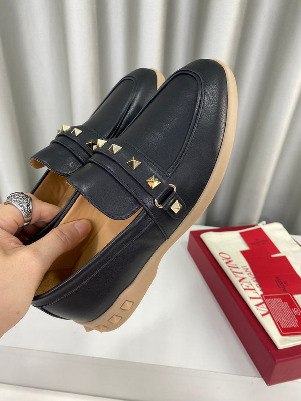 LEISURE FLOWS SPLIT LOAFER IN BLACK CALFSKIN