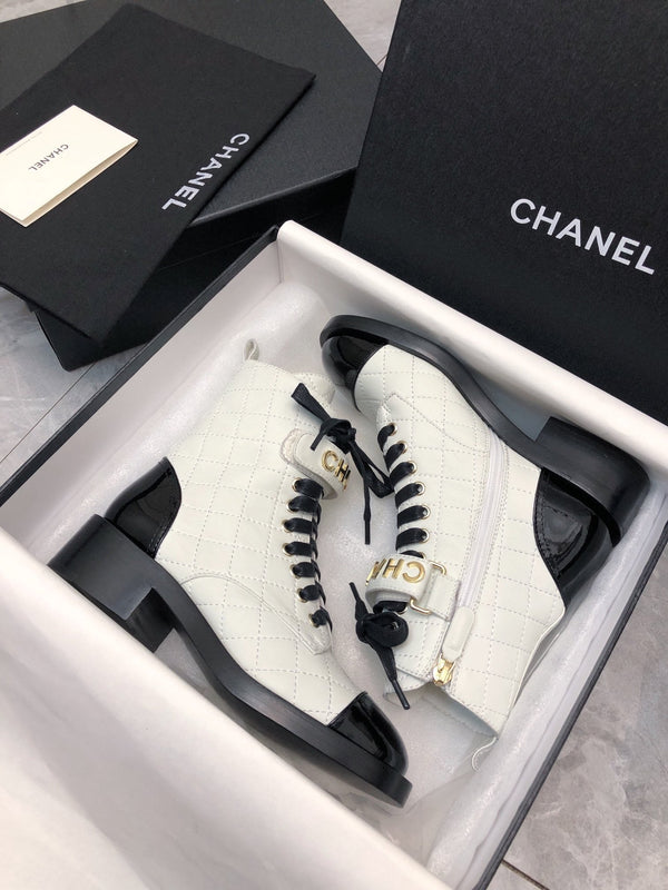 CC Short Boots 45mm In White Mix Black Quilted Lambskin And Glossy Cowhide 950036