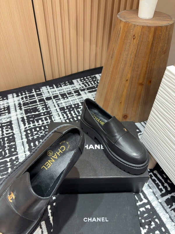 CC MOCCASINS IN BLACK CALFSKIN