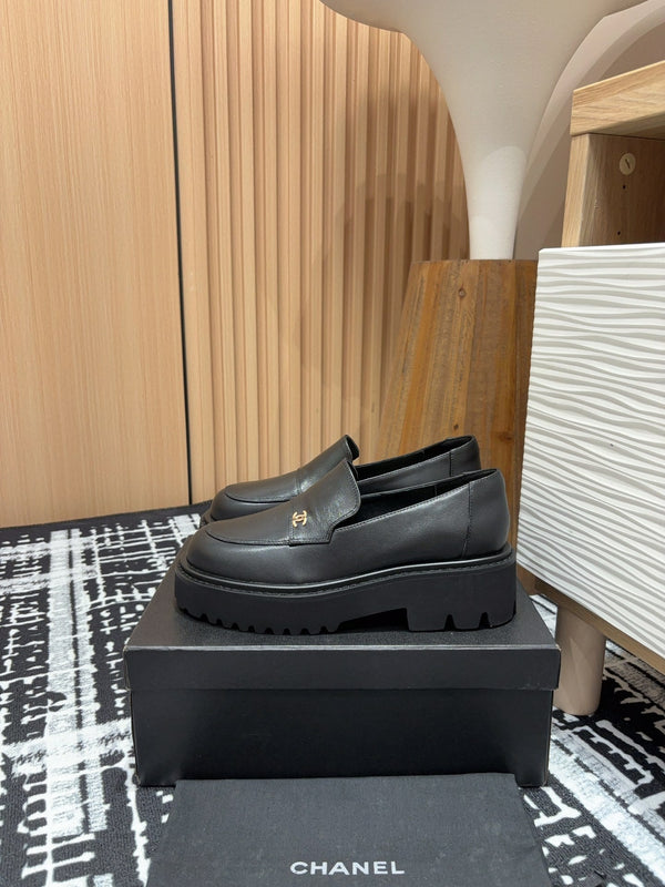 CC MOCCASINS IN BLACK CALFSKIN