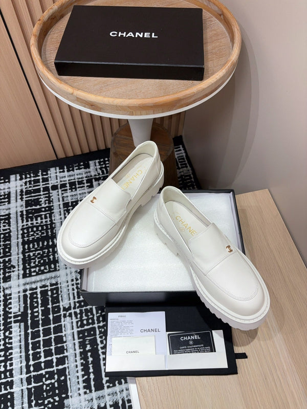 CC MOCCASINS IN WHITE CALFSKIN