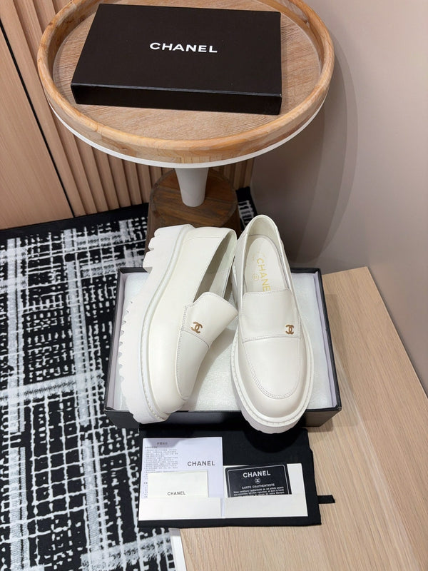 CC MOCCASINS IN WHITE CALFSKIN