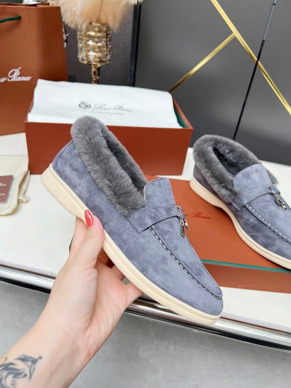 Mocassino LP Summer Charm Walk in pelle scamosciata e pelliccia di agnello viola blu