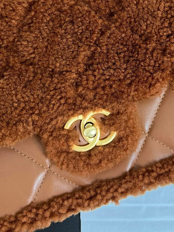 Borsa a patta piccola 23 cm in pelle di agnello sherling marrone con finiture dorate