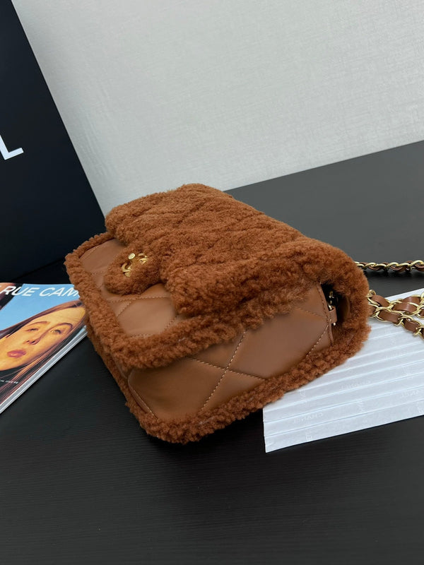 Borsa a patta piccola 23 cm in pelle di agnello sherling marrone con finiture dorate
