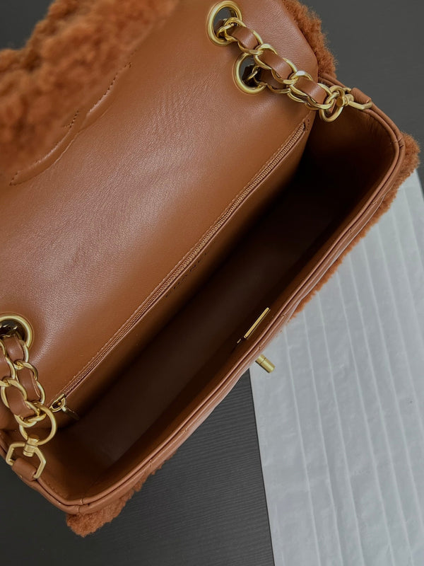 Borsa a patta piccola 23 cm in pelle di agnello sherling marrone con finiture dorate