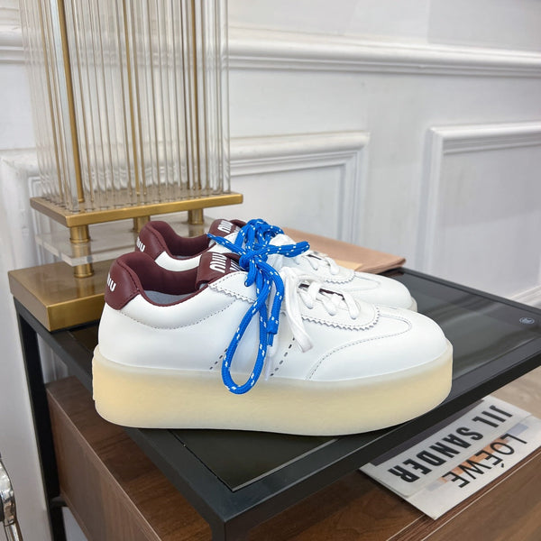 Sneakers Miu bianche con cinturini blu in pelle di mucca