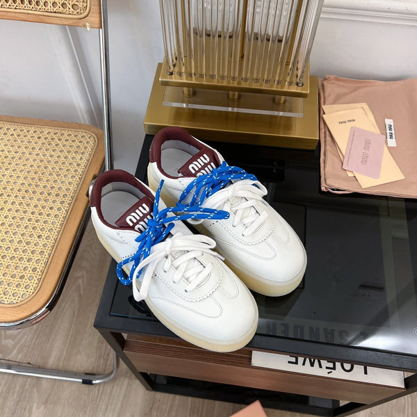 Sneakers Miu bianche con cinturini blu in pelle di mucca