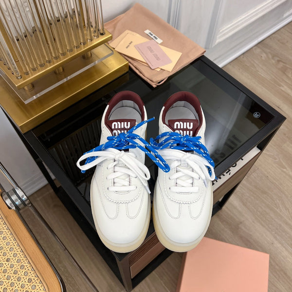 Sneakers Miu bianche con cinturini blu in pelle di mucca