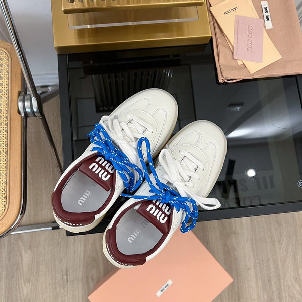 Sneakers Miu bianche con cinturini blu in pelle di mucca