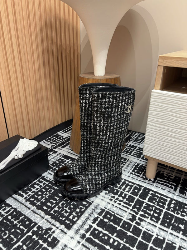 Stivali alti CC in misto lana bianca e tweed nero e pelle di agnello