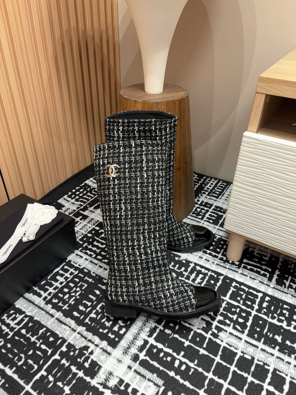 Stivali alti CC in misto lana bianca e tweed nero e pelle di agnello