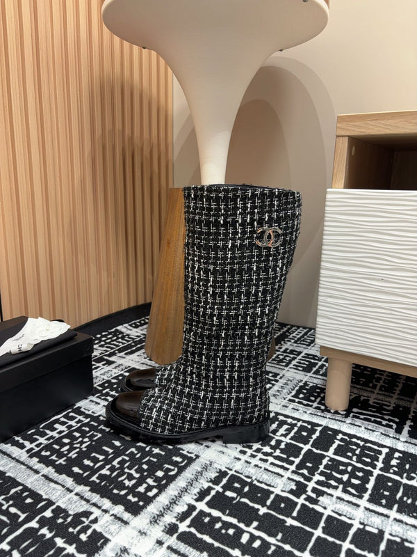 Stivali alti CC in misto lana bianca e tweed nero e pelle di agnello