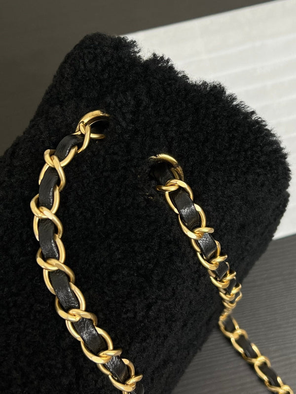 Borsa a patta piccola 23 cm in pelle di agnello Sherling nera con finiture dorate