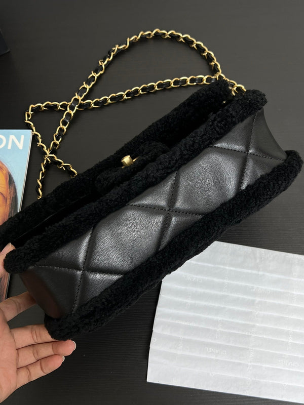 Borsa a patta piccola 23 cm in pelle di agnello Sherling nera con finiture dorate