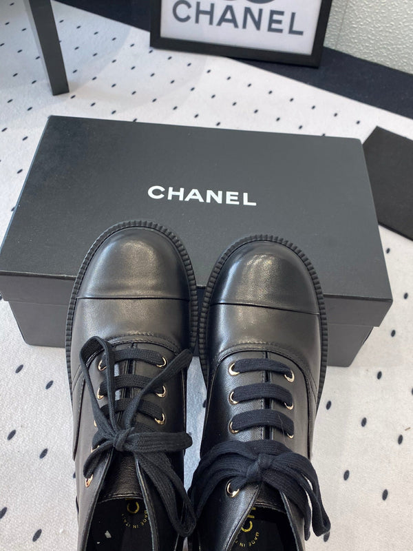 LOW-CUT BOOTS IN BLACK CALFSKIN