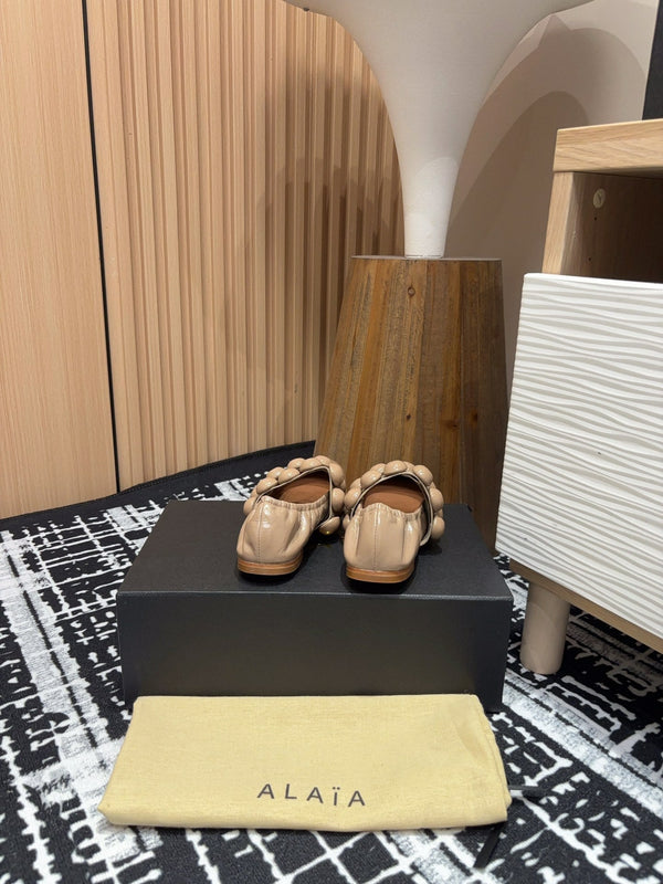 Alaila Sphere Ballet Flats In Beige Glossy Calfskin 964202
