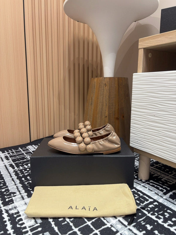 Alaila Sphere Ballet Flats In Beige Glossy Calfskin 964202