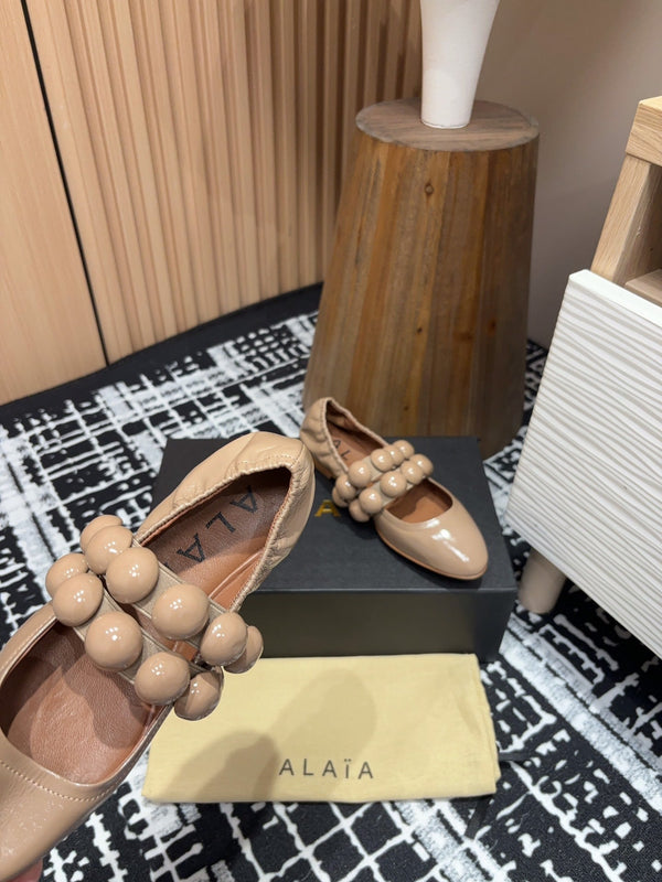 Alaila Sphere Ballet Flats In Beige Glossy Calfskin 964202