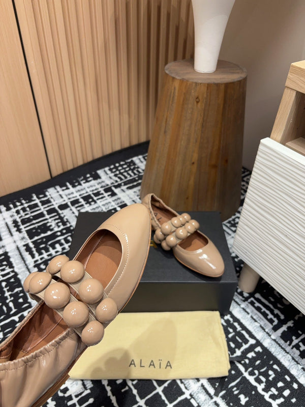 Alaila Sphere Ballet Flats In Beige Glossy Calfskin 964202