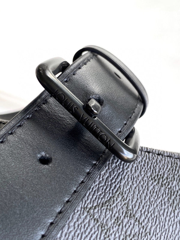 LV Pulse Messenger 26.6cm Black Monogram Eclipse Reverse Canvas