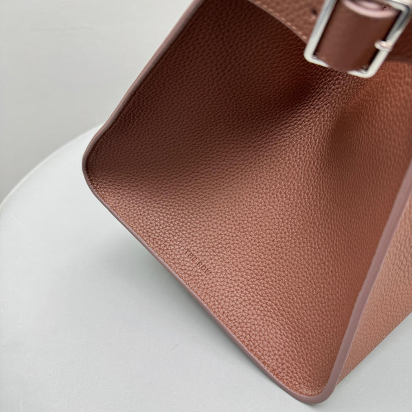 Borsa tote The Row Margaux 15 da 38 cm in pelle di vitello martellata marrone