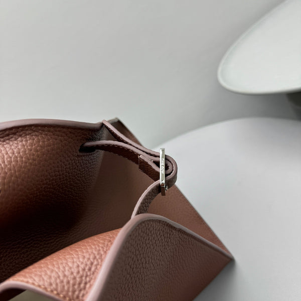 Borsa tote The Row Margaux 15 da 38 cm in pelle di vitello martellata marrone