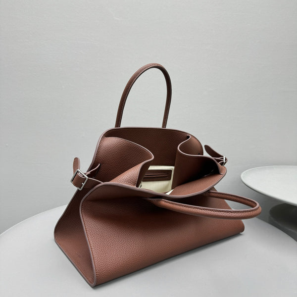 Borsa tote The Row Margaux 15 da 38 cm in pelle di vitello martellata marrone