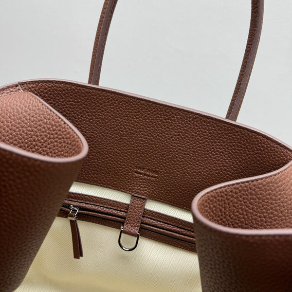 Borsa tote The Row Margaux 15 da 38 cm in pelle di vitello martellata marrone