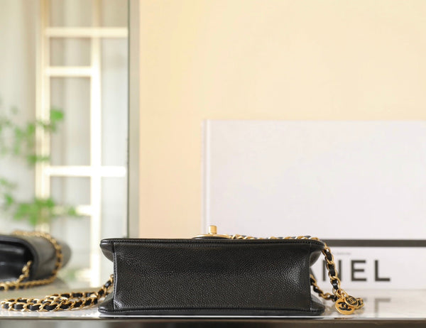 Borsa a patta CC 24K 23 cm in pelle di vitello martellata nera con finiture dorate