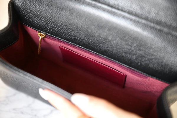 Borsa a patta CC 24K 23 cm in pelle di vitello martellata nera con finiture dorate