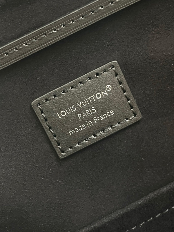 ZAINO MONTSOURIS VIBE PM 30 IN PELLE DI AGNELLO NERA CON CATENA IN ARGENTO