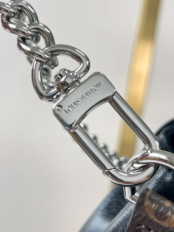 ZAINO MONTSOURIS VIBE PM 30 IN PELLE DI AGNELLO NERA CON CATENA IN ARGENTO