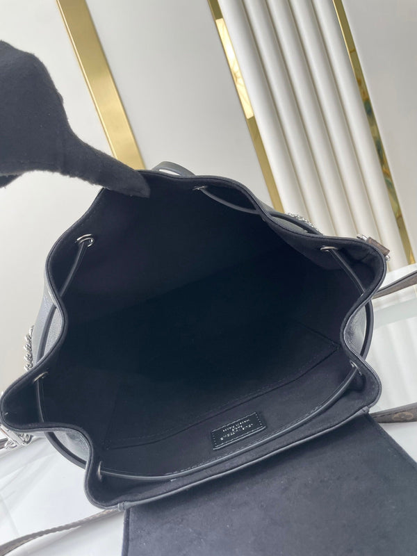 ZAINO MONTSOURIS VIBE PM 30 IN PELLE DI AGNELLO NERA CON CATENA IN ARGENTO