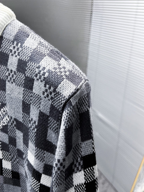 MAGLIA LV IN LANA GRIGIA, NERA E BIANCA CON MOTIVO DAMOFLAGE 238799