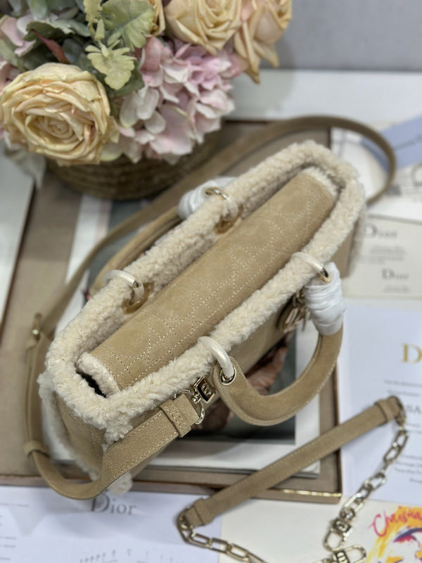 CD Lady D-Joy 26 Pelle di vacchetta color cammello e pelliccia Hardware dorato